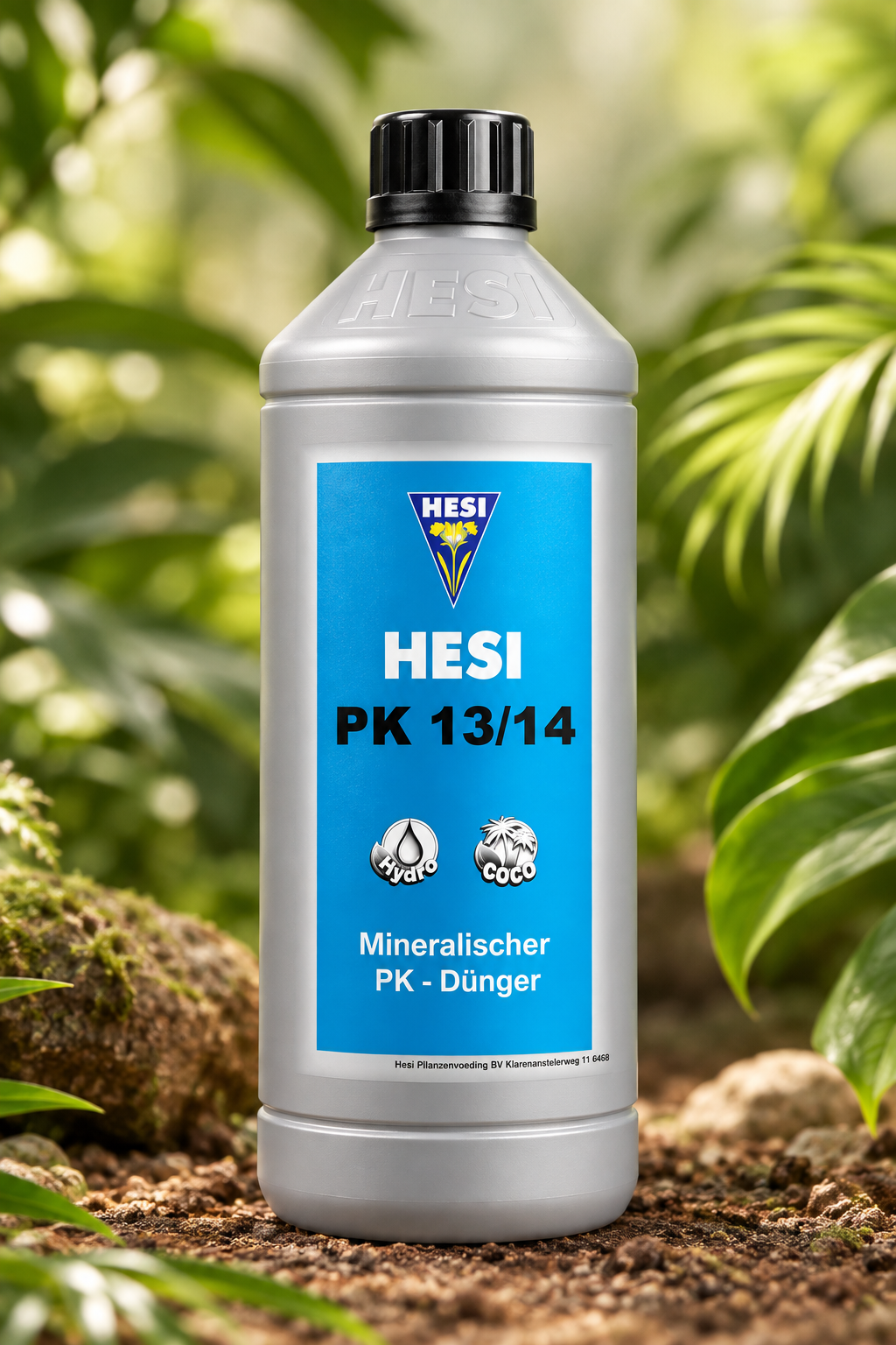 mineralische Dünger von Hesi PK 13 14 auf Waldboden von Pflanzen umgeben