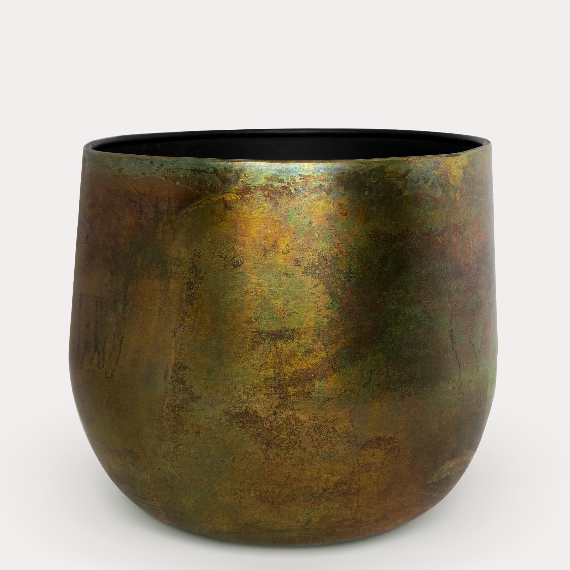 dieser wunderschöne Übertopf aus Kupfer mit Patina veredelt die Pflanzen noch mehr